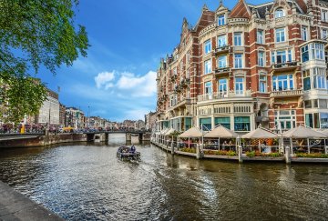 A picture of tourists on a canal in Amsterdam.